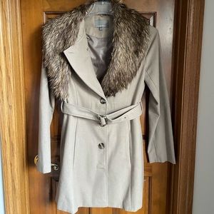 Women’s stylish peacoat w/belt & detachable faux fur collar (beige, size small)